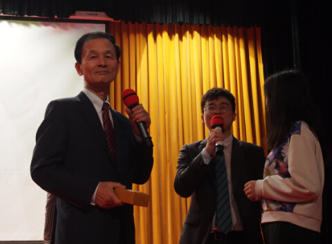 韩国驻华大使金章洙（图左一）与贵州在校大学生进行互动。曾君 摄