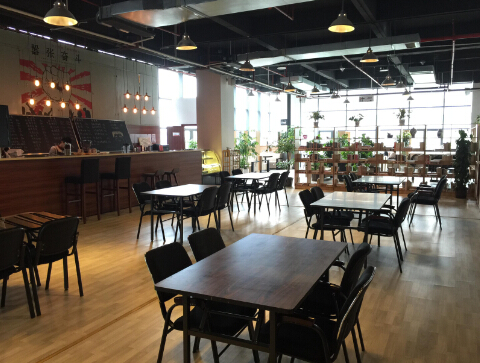贵阳市高新区的新三线咖啡馆免费为创业团队提供工作、交流平台  贵市轩 摄