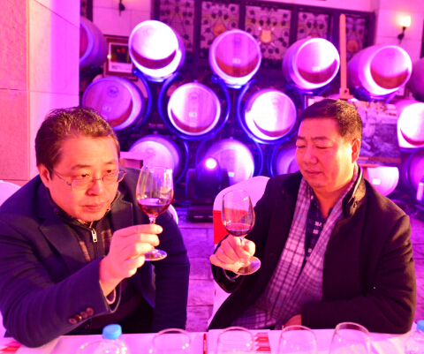 专家在品评来自海外的葡萄酒--2-鞠传江摄影