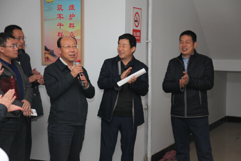 朔州市委组织部副部长孟福荣(右三)率全市第一书记到阳方村参观。