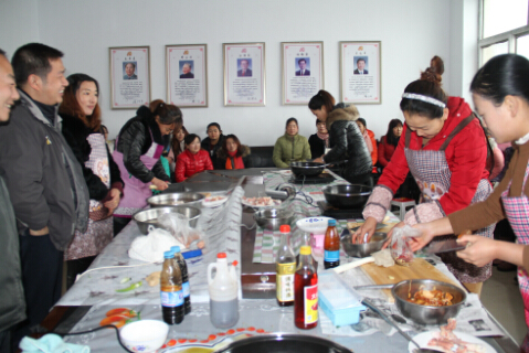 组织留村妇女进行烹饪培训。