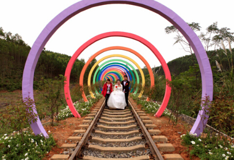 居住在铁路附近的古城村新娘刘孙颖在结婚当天，特地和新郎一起赶来“彩虹隧道”合影留念。