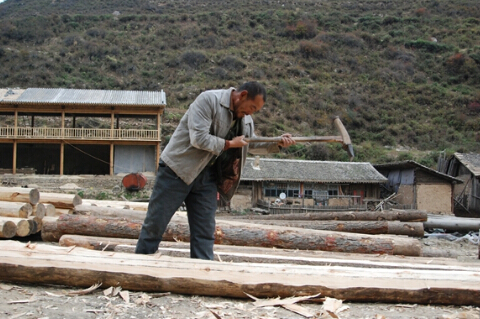 人们用木头修建悬崖栈道。张存海摄