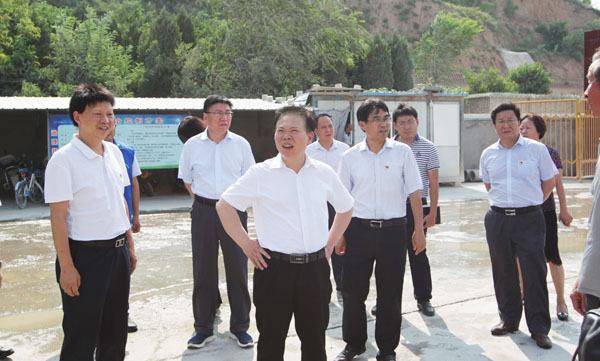 三门峡市委书记刘南昌在生产一线调研指导工作。