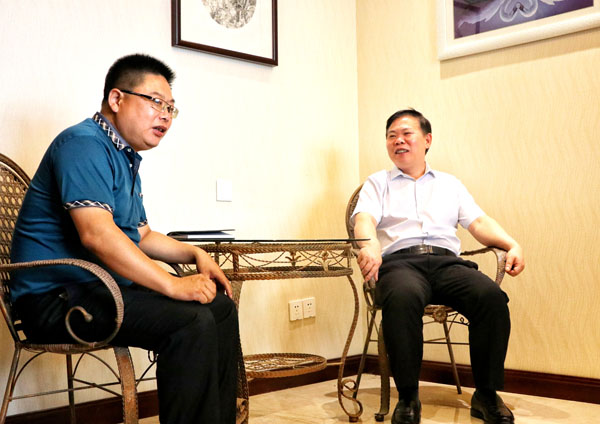 三门峡市委书记刘南昌与本文作者亲切交流。摄影：黄玉良jpg