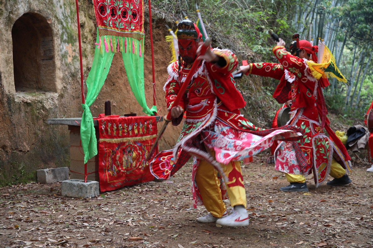 浦北县大山塘村农民跳岭头闹春耕祈丰收.摄影:陆中秋