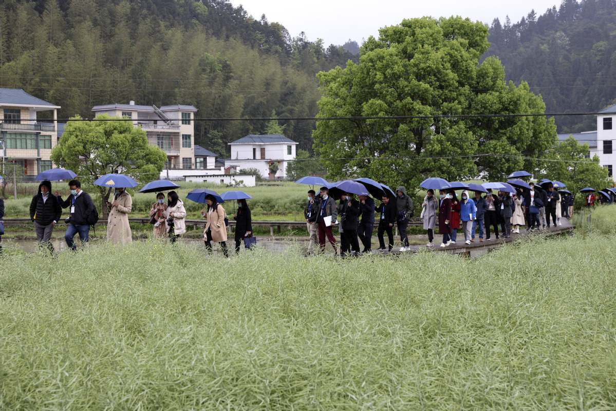 国新办在井冈山茅坪镇马源村举行中外记者见面会