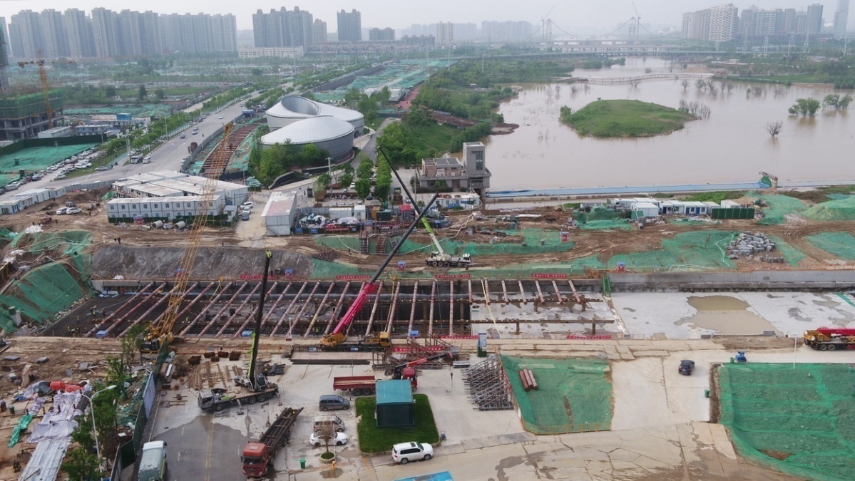 路(欧亚四路)灞河隧道工程最后一块顶板浇筑完成,标志着隧道顺利贯通