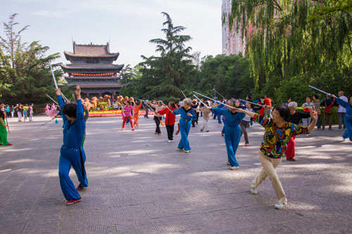 太原市民在公园内舞剑健身