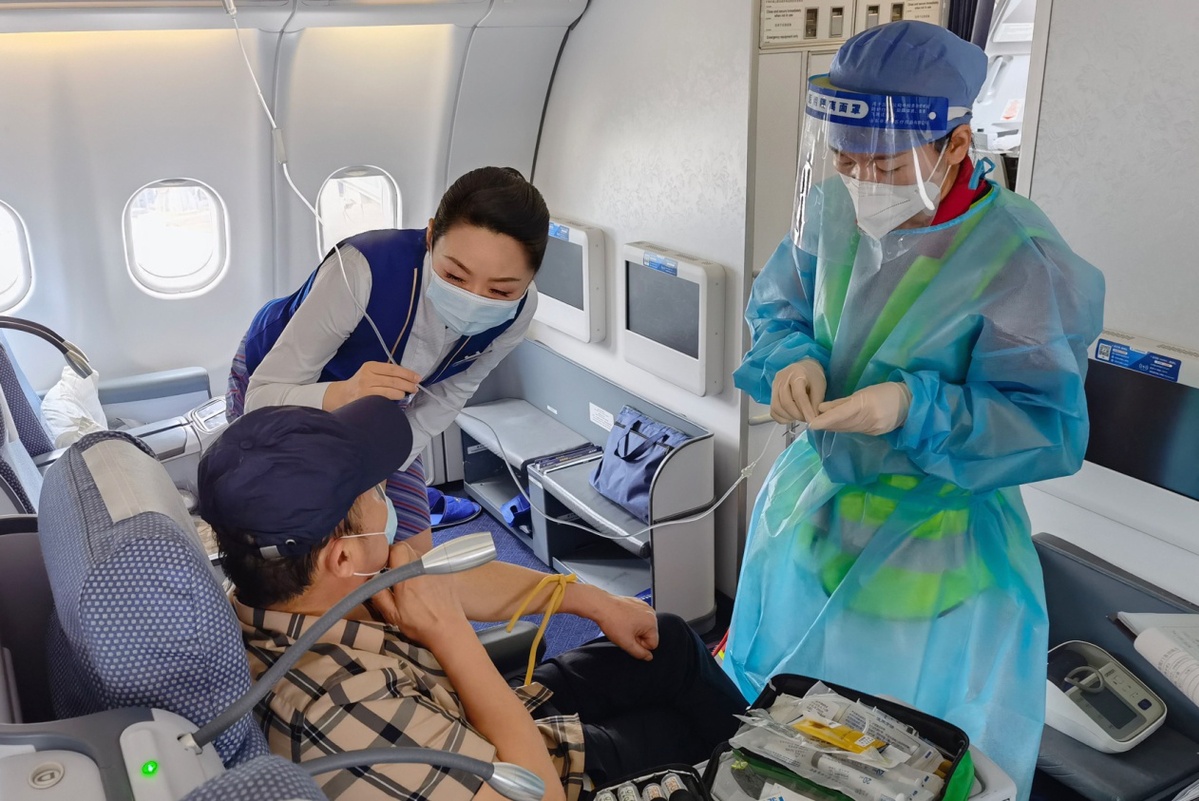 旅客万米高空突发疾病 南航机组紧急救援