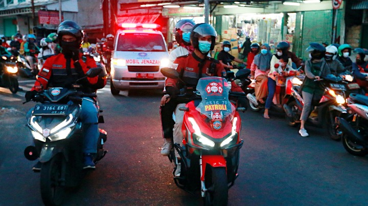 【疫情下的各国众生相】疫情压力巨大 印尼志愿车队拥挤交通中为急救车开道运送患者