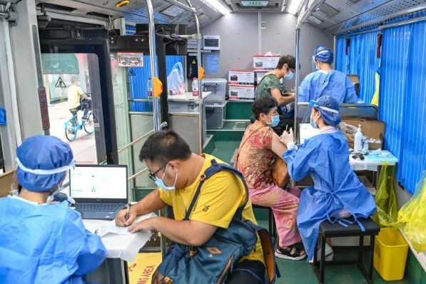 广州公交车变身流动疫苗接种车
