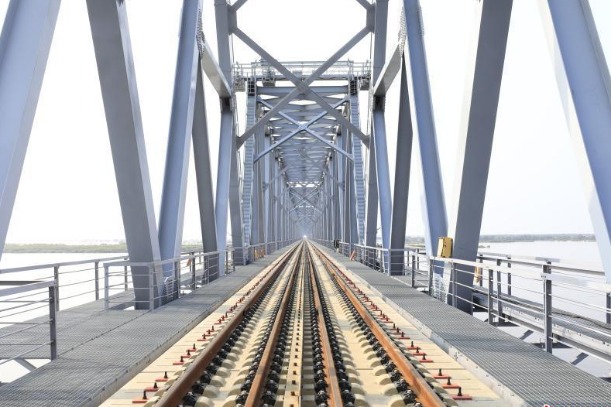 中俄首座跨江铁路大桥铺轨贯通