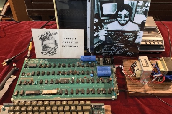 罕见且尚能运行的Apple-1电脑拍卖价约合240.30万人民币