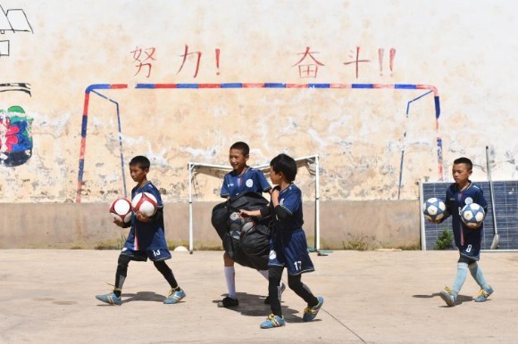 “云端小学”彝族孩子迎来足球“第一课”