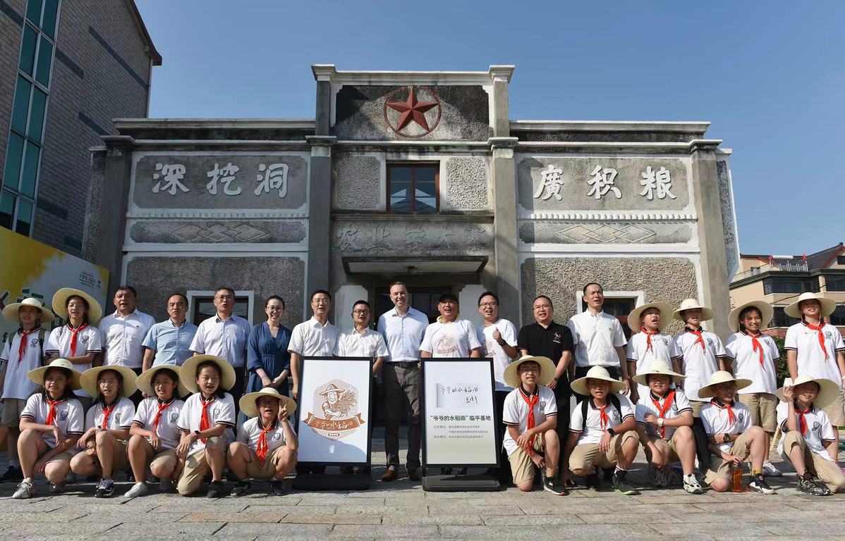 迎国庆绘丰收画节约艾瑞卡儿童画国际巡展在杭州爷爷的水稻田临平基地