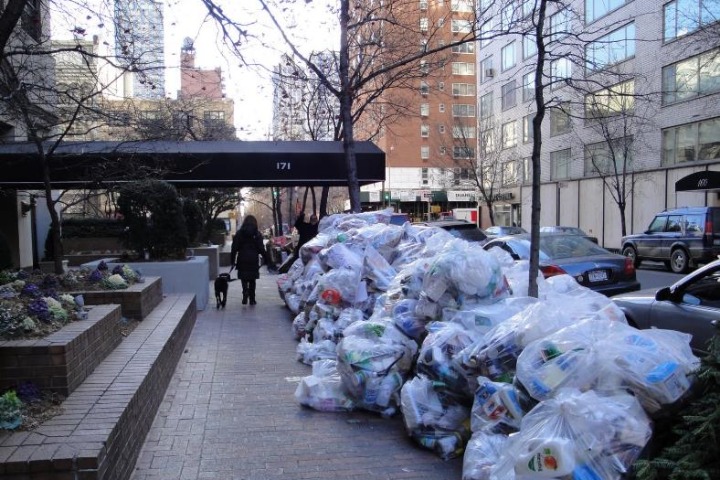 纽约环卫工抗议政府强制疫苗令 街头垃圾堆成山