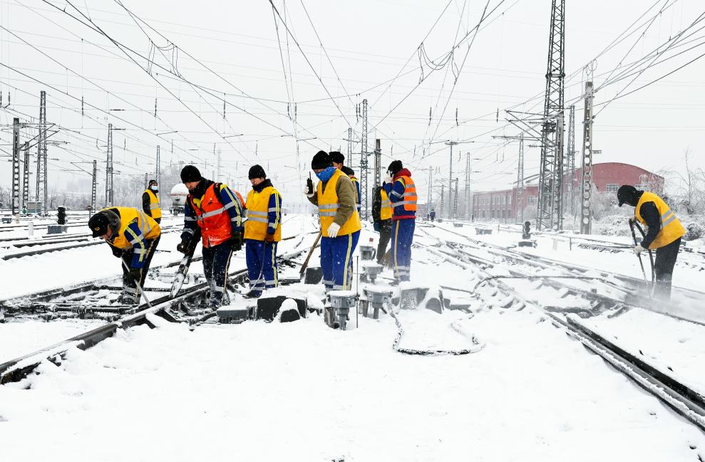 一群身穿冰雪铠甲的勇士奋战4天4夜,截至当日18时,中国铁路哈尔滨局