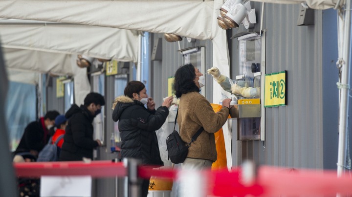 新增感染人数激增 韩国叫停“与新冠病毒共存”模式