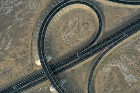 环绕新疆塔克拉玛干大沙漠的三条高速公路正式通车