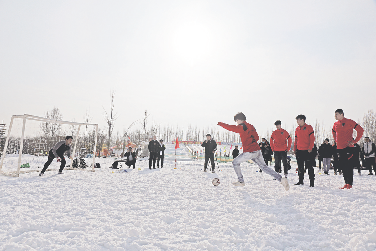 为迎接2022新年第一天的游客,新疆喀什地区各县市滑雪场在接待设施