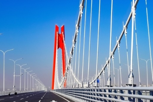 世界最大跨度连续组合钢箱梁桥投用