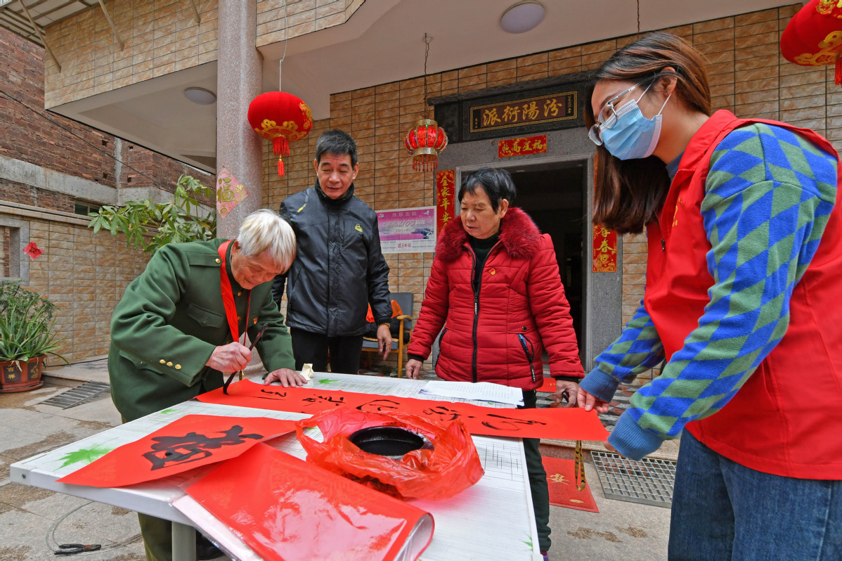 1月18日，在福建省泉州市泉港区峰尾镇郭厝村，50年以上党龄老党员现场挥毫写春联。