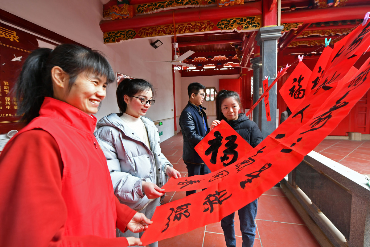 1月18日，在福建省泉州市泉港区峰尾镇郭厝村，村民在欣赏春联。