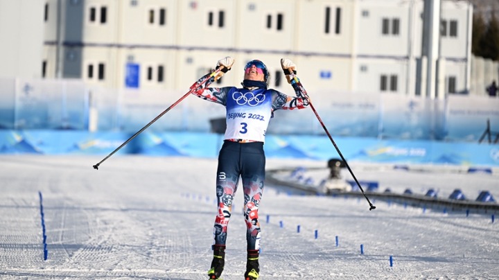 北京冬奥会首金诞生 挪威选手特蕾丝·约海于格夺冠
