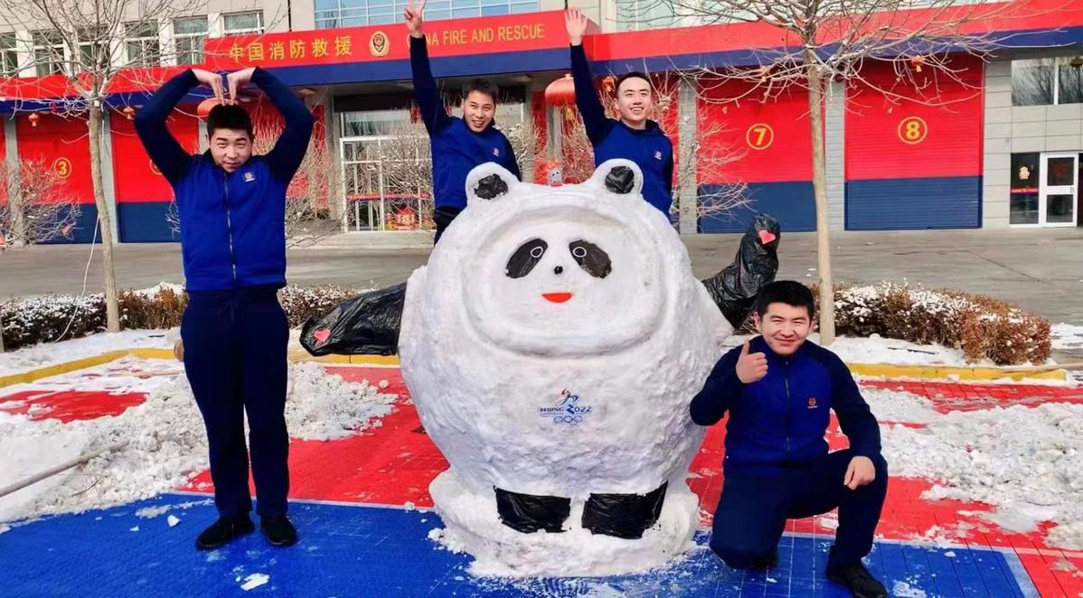 宁夏火焰蓝堆冰墩墩雪人祝福奥运健儿旗开得胜