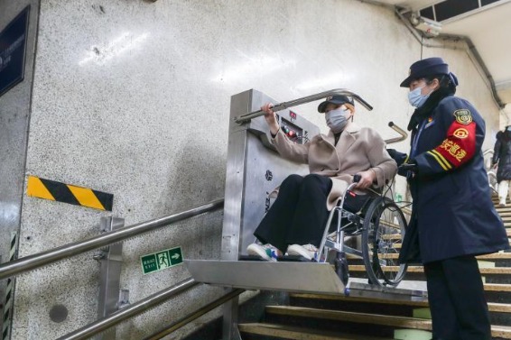 北京地铁更新完善无障碍设施