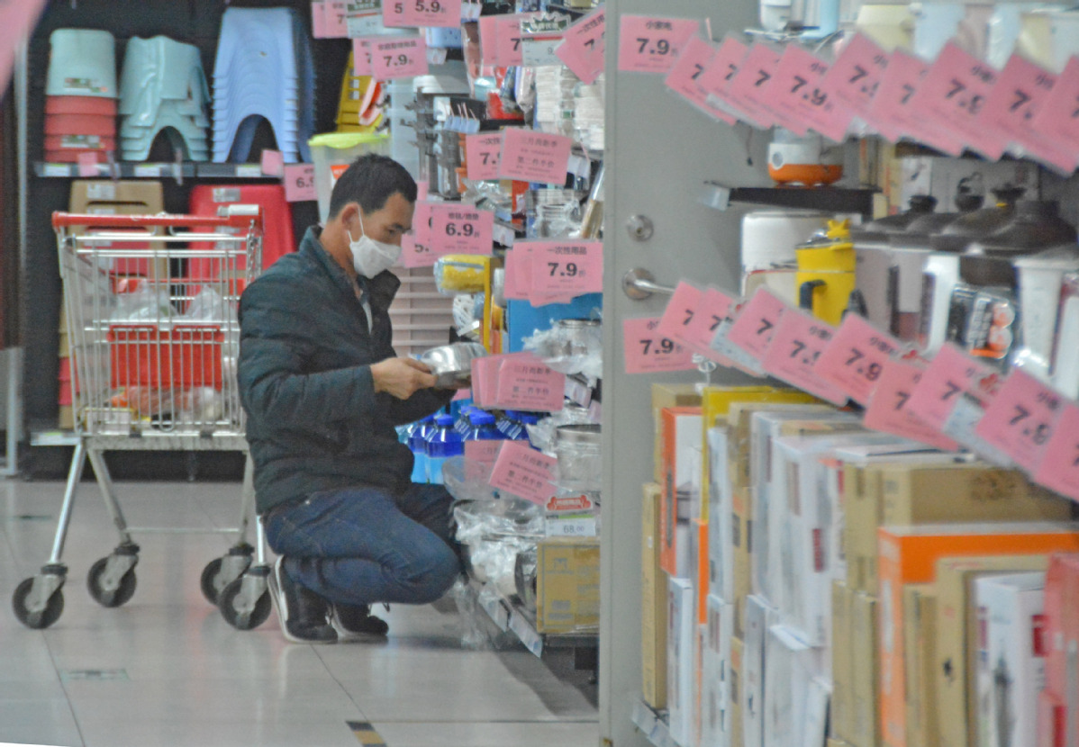 3月19日，在福建省泉州市泉港区永辉超市，一名顾客在选购商品。