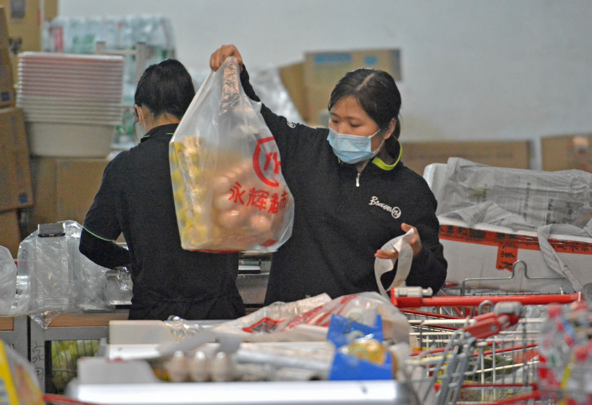 3月19日，在福建省泉州市泉港区永辉电商线上平台出货区，工作人员在打包客户订单。1