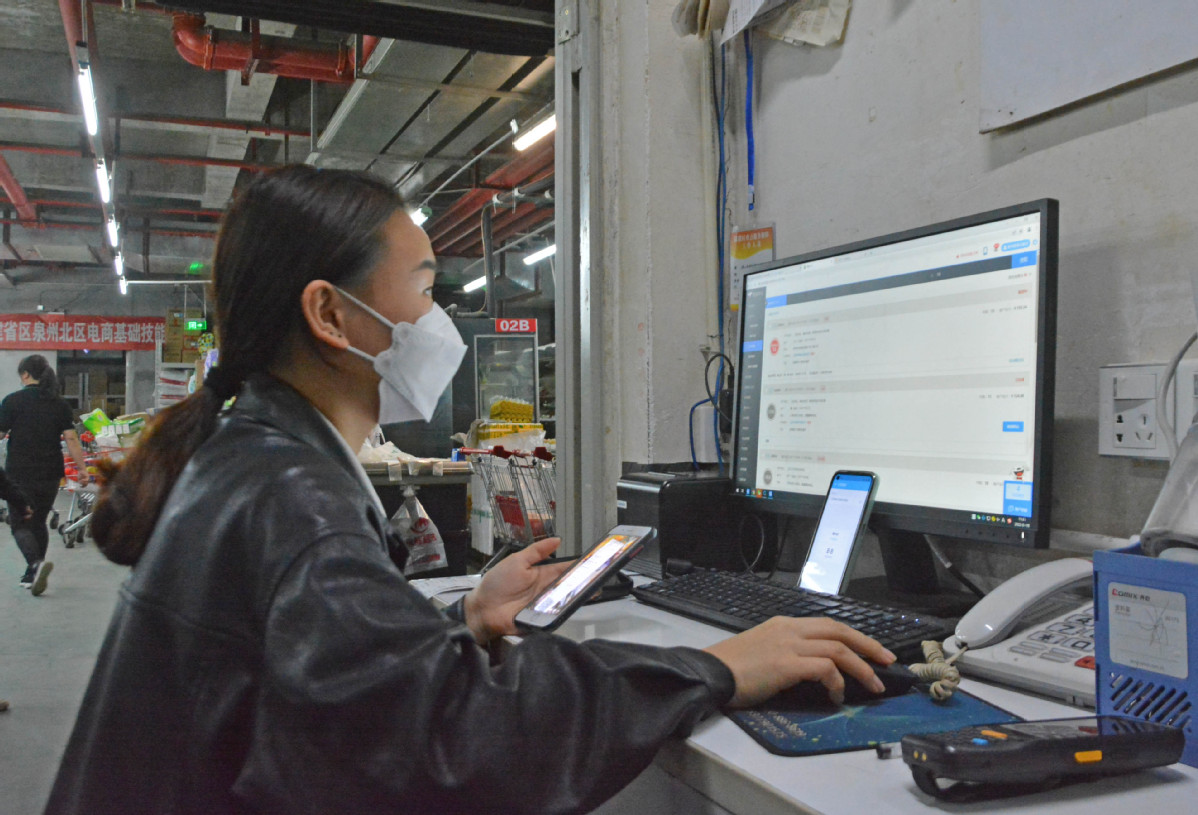 3月19日，在福建省泉州市泉港区永辉电商线上平台出货区，工作人员在核对、检查客户订单。