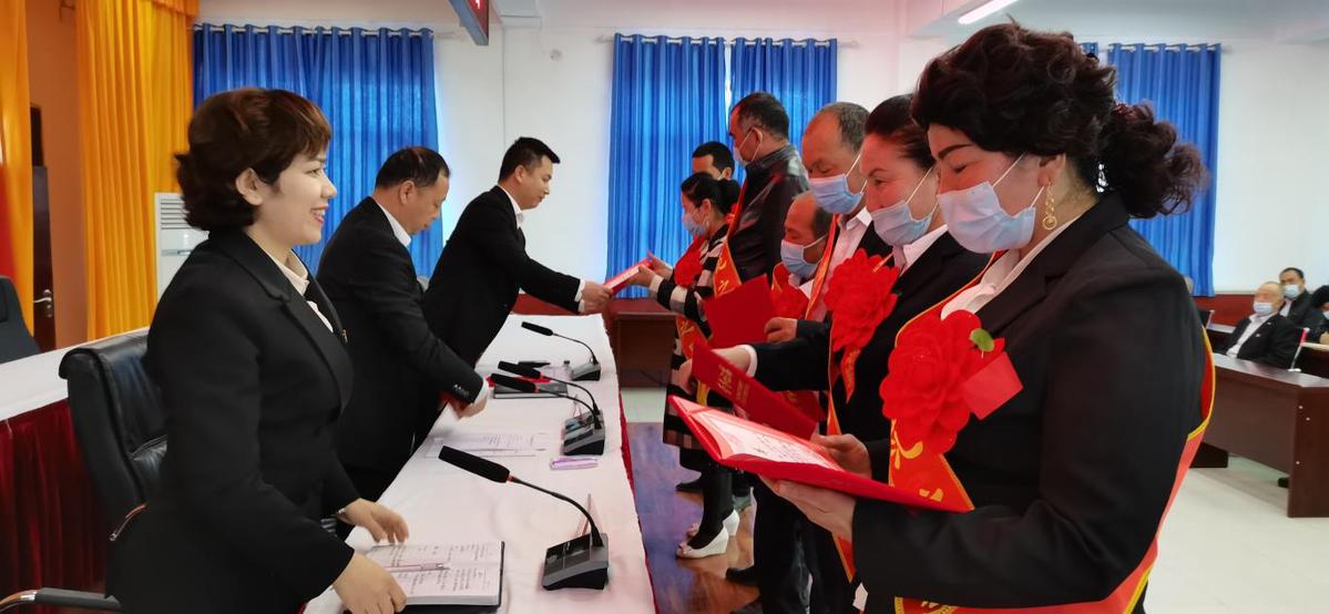 沙雅县红旗镇表彰道德模范之星