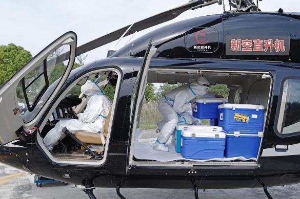 两架抗疫直升机执行上海市核酸标本外送运输紧急飞行任务