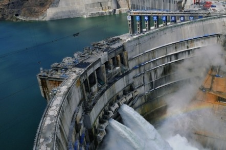 全球水电行业起重载荷最大坝顶门机正式投入使用