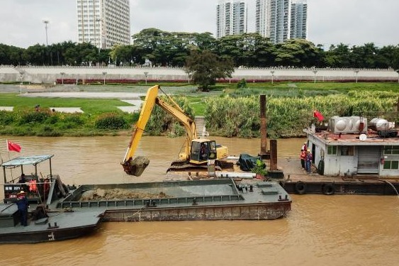 广西邕江疏浚工人江中开挖掘机 保“水上高速”畅通