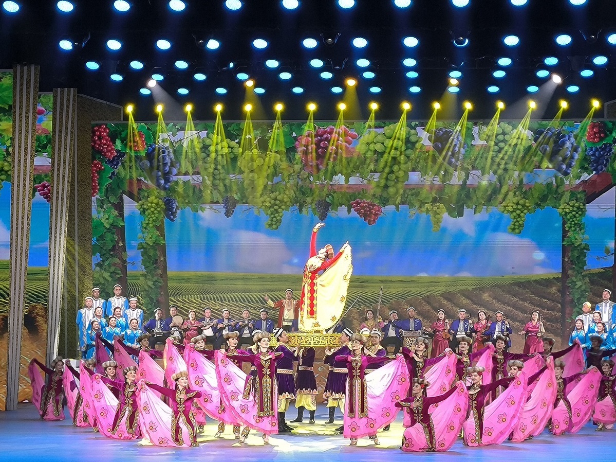 和田市：各族群众游客载歌载舞欢庆古尔邦节 -天山网 - 新疆新闻门户