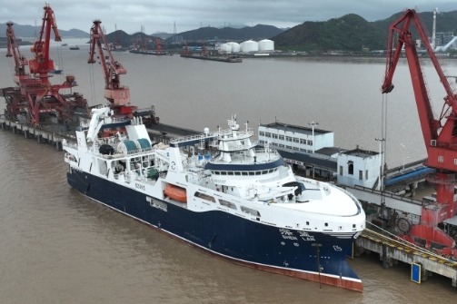 中国首艘自研渔业捕捞加工船停靠舟山避台风