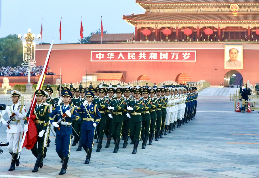 北京天安门广场举行2022年国庆升旗仪式