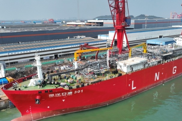 中国首艘液化天然气运输加注船改造完工并投入使用