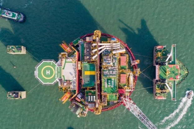 中国建造规模最大、重量最重的圆筒型FPSO启航赴欧洲北海