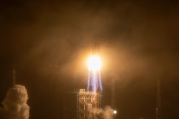 中国成功发射实践二十三号卫星等三颗卫星