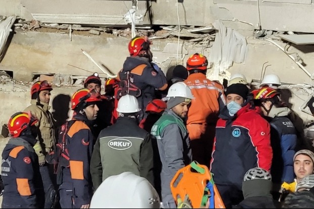 中国救援队抵哈塔伊灾区投入救援 与土方共同营救出一名孕妇