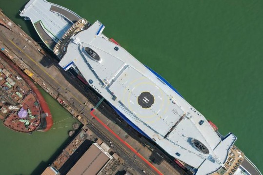 全球首艘大容量电池混动双头豪华客滚船在广州建成