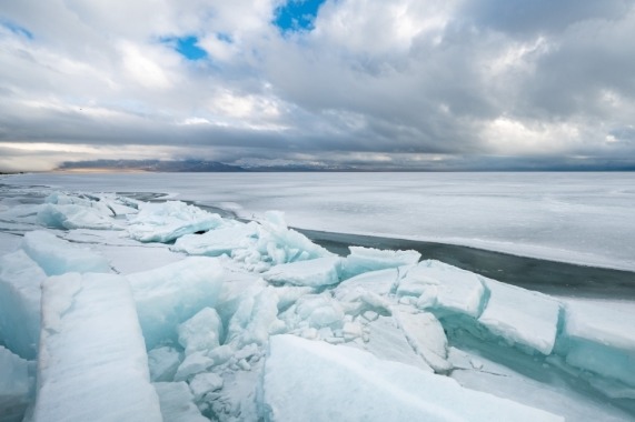 新疆赛里木湖进入破冰融冰期 呈现独特蓝冰景观