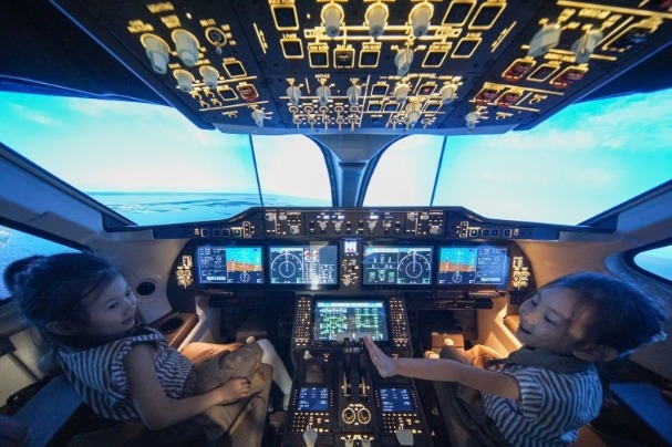 天津：少年儿童体验C919模拟飞行过“六一”