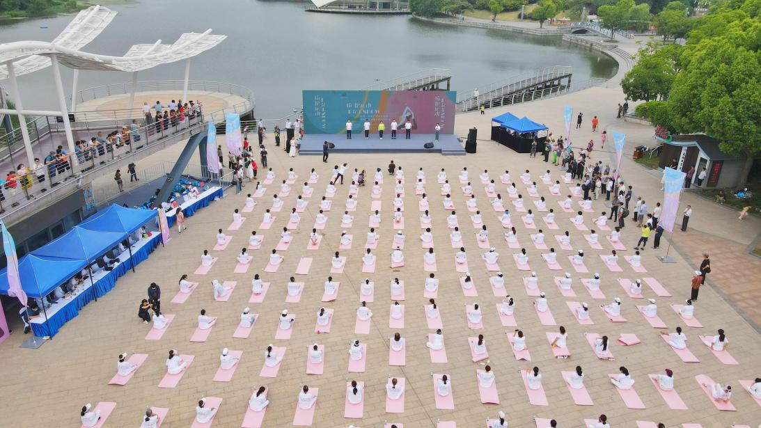 泛亚电竞2023中国（无锡）健身瑜伽节暨第四届太湖云跑活动启动(图1)