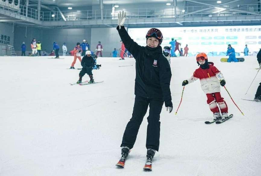 燃情开板 共赴冰雪之约 冬奥冠军徐梦桃亲临古都里的滑雪场西安热雪奇迹正式开业谈球吧体育(图3)